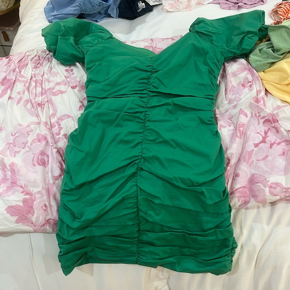 Green puff sleeve dress